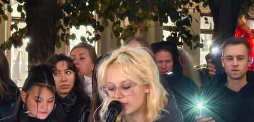 Russland: Diese Russin sang auf der Straße in Sankt Petersburg über den Wandel – und Hunderte stimmten ein