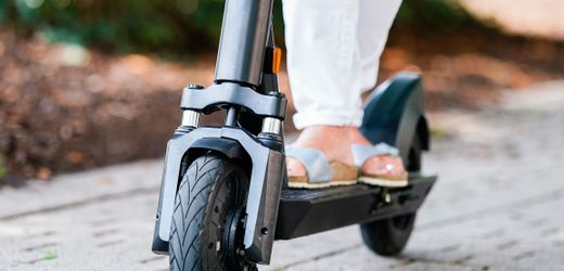 Alzey in Rheinland-Pfalz: Mutter „sichert“ Kind mit Fahrradschloss auf E-Scooter