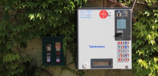 Hückelhoven in NRW: Frau stiehlt kompletten Zigarettenautomaten
