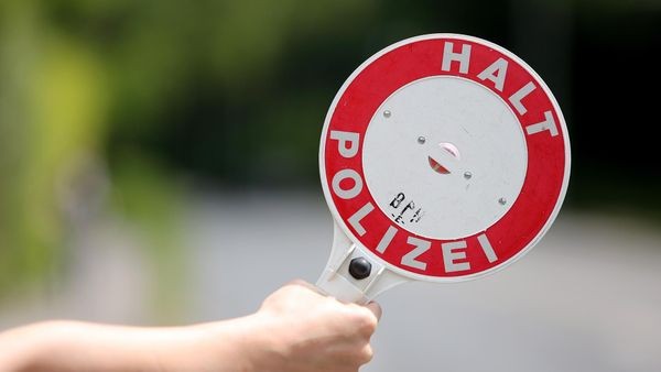 Motorradfahrer rast 49 km/h zu schnell durch die Flandersbach