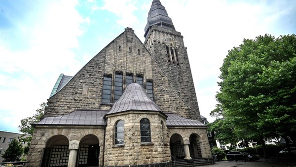 Jugendliche schlagen zwei Velberter Kirchenfenster ein