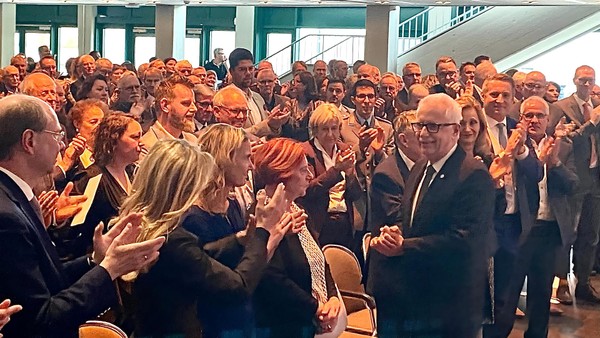 „Da geht eine Ära zu Ende“: Stehende Ovationen für Landrat Thomas Hendele