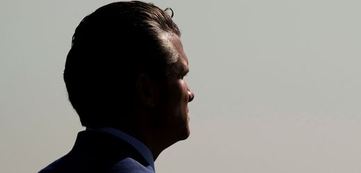 Pete Hegseth: Flugzeug von US-Ministermuss wegen Riss in Cockpitscheibe zwischenlanden