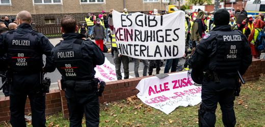 Berliner AfD: Proteste gegen Parteitag in Jüterborg