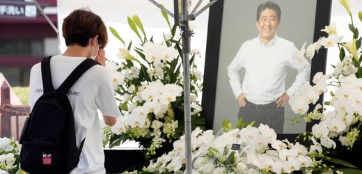 Japan: Verbindungen zwischen Regierungspartei und Sekte im Abe-Prozess im Fokus