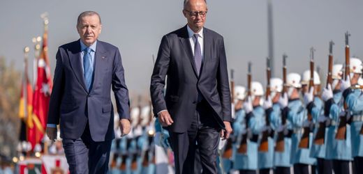 Friedrich Merz: Bundeskanzler in der Türkei mit militärischen Ehren empfangen