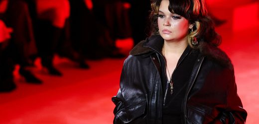 Lola Young sagt Konzerte ab und zieht sich aus der Öffentlichkeit zurück