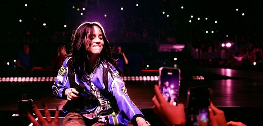 Billie Eilish: Übergriffiger Fan bringt Sängerin bei Konzert in Miami zum Stürzen