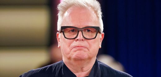 Herbert Grönemeyer schaut sich nur geschminkt im Spiegel an