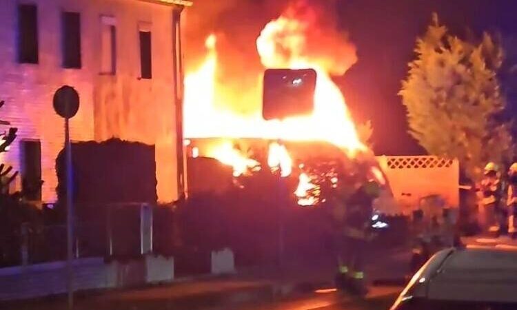 Feuerwehr, Hubschrauber und Diensthund im Einsatz: Brandserie in der Nacht – Polizei geht von Brandstiftung aus