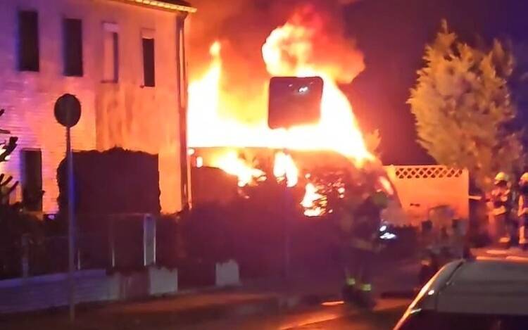 Feuerwehr, Hubschrauber und Diensthund im Einsatz: Brandserie in der Nacht – Polizei geht von Brandstiftung aus