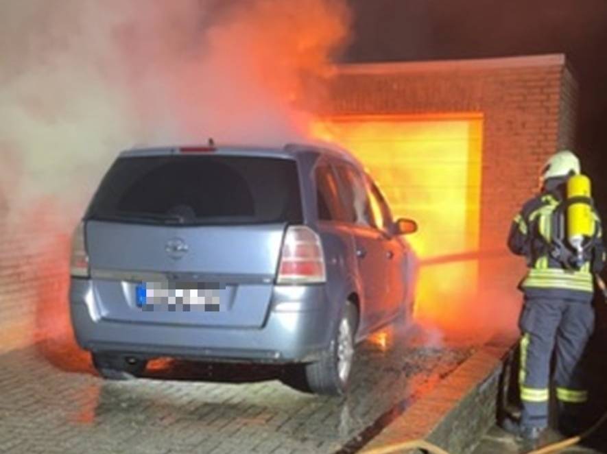 Brandserie reißt nicht ab: Wieder brennt ein Auto in einem Wohngebiet in Geldern