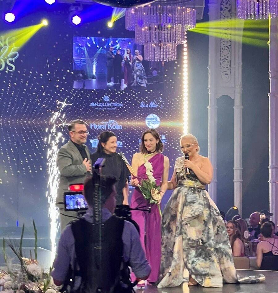 Eine Gewinnerin kommt aus Korschenbroich: Traurednerin Laura Müller holt „Wedding King Award 2025“