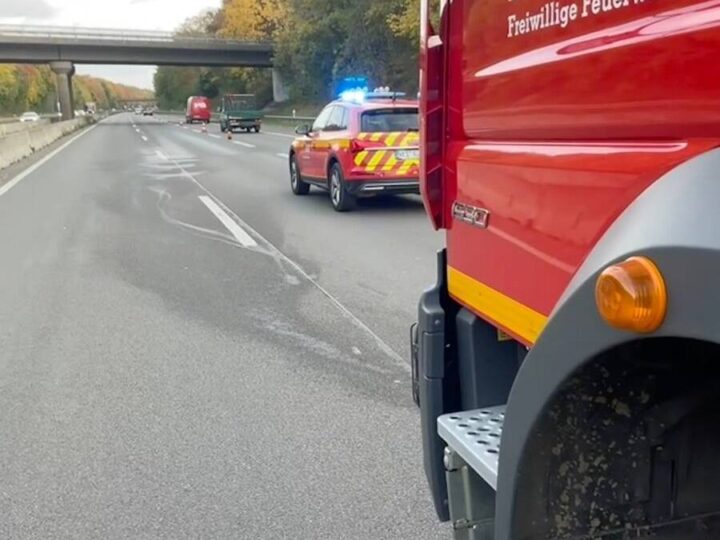 Fahrbahnen wurden teilweise gesperrt: Feuerwehr Alpen beseitigt Benzinspur auf A57