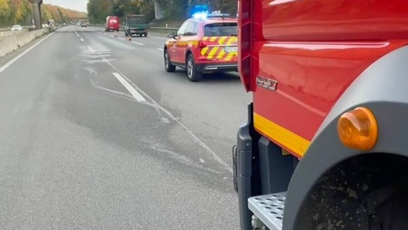 Fahrbahnen wurden teilweise gesperrt: Feuerwehr Alpen beseitigt Benzinspur auf A57