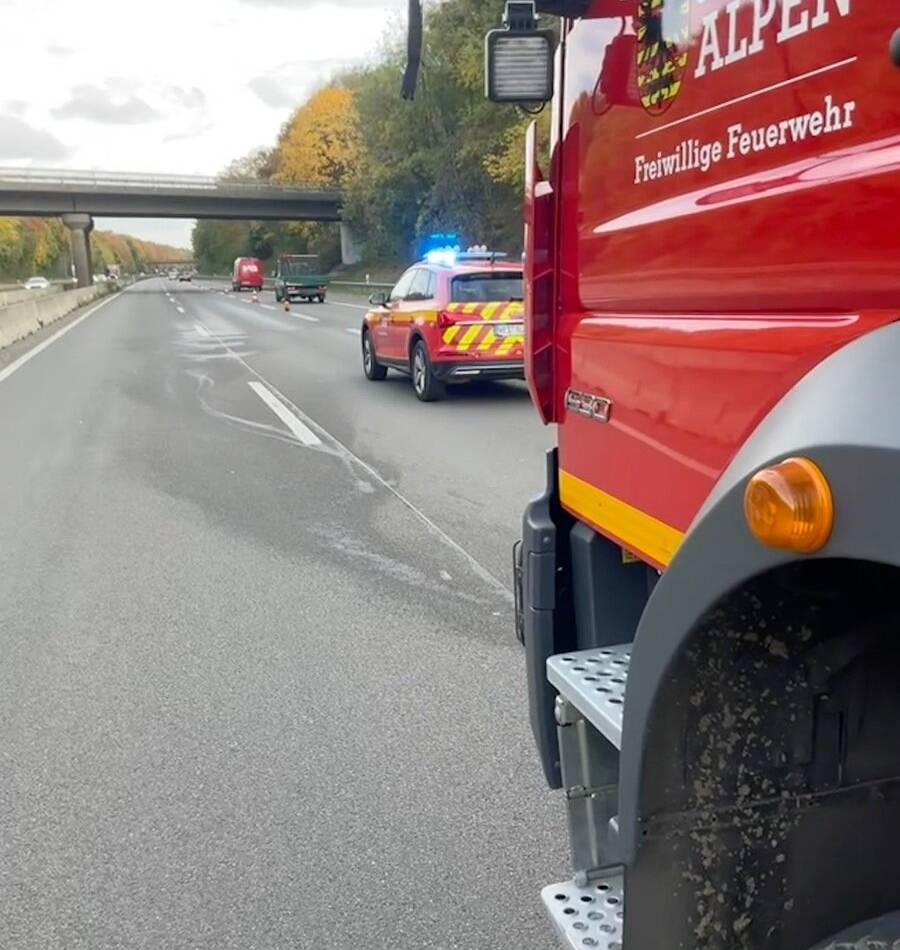 Fahrbahnen wurden teilweise gesperrt: Feuerwehr Alpen beseitigt Benzinspur auf A57