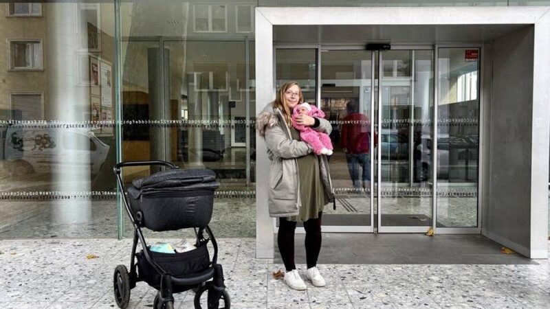 Passanten halfen in Mönchengladbach bei der Geburt: Lust auf Bücher? Marie kommt vor der Bibliothek zur Welt