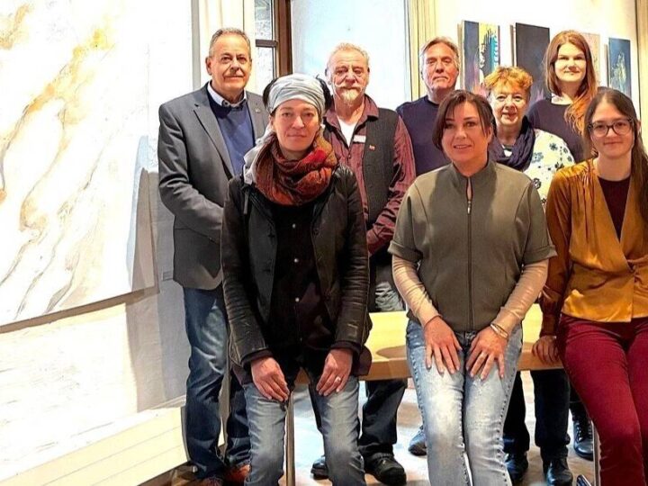 Neue Ausstellung in der Burg Brüggen: „Wendungen“ in Tusche, Draht und Öl