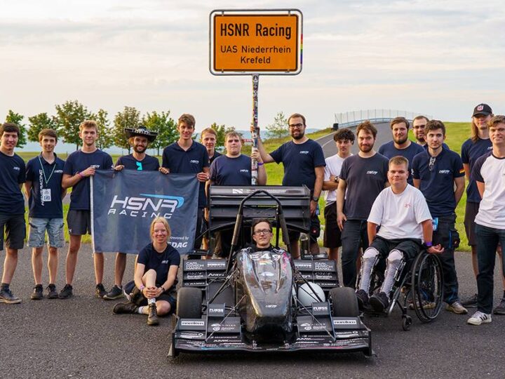 Hochschule Niederrhein: Studenten nehmen Meilenstein bei E-Rennwagen-Entwicklung