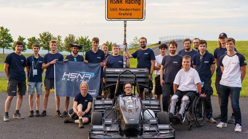 Hochschule Niederrhein: Studenten nehmen Meilenstein bei E-Rennwagen-Entwicklung
