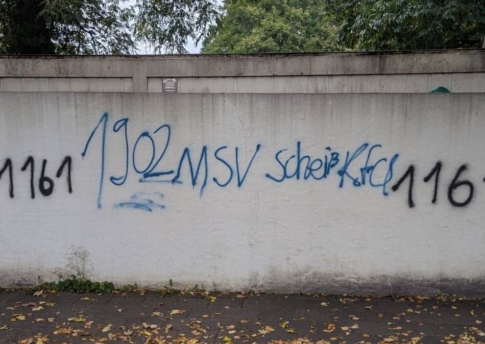 Hakenkreuze und rechte Parolen: Mutmaßliche MSV-Fans verwüsten Umfeld der KFC-Geschäftsstelle