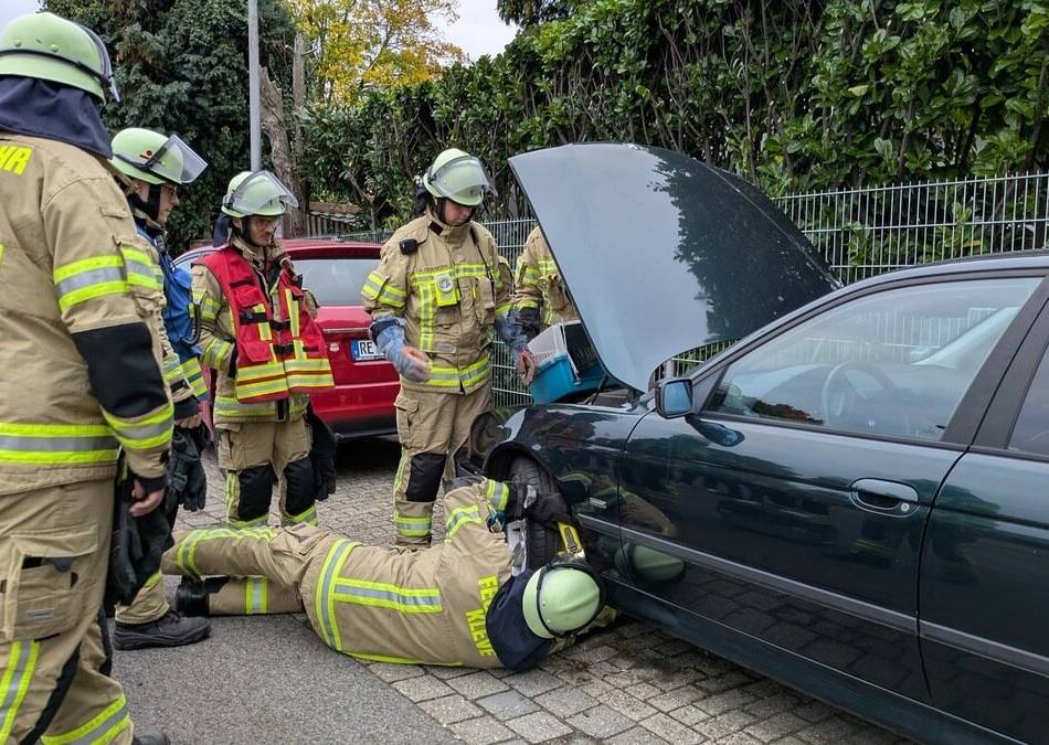 Einsatz im Stadtzentrum: Feuerwehr rettet Katze aus Motorraum in Kleve