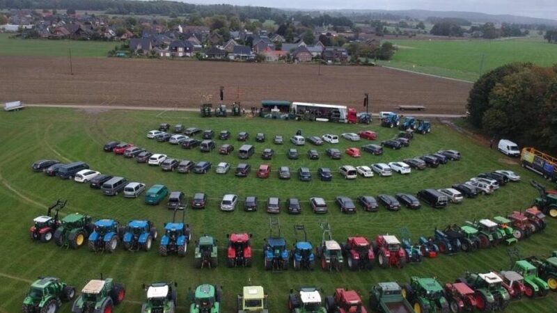 Mit Fahrzeugsegnung: Großes Erntedankfest auf dem Höhnshof in Sonsbeck