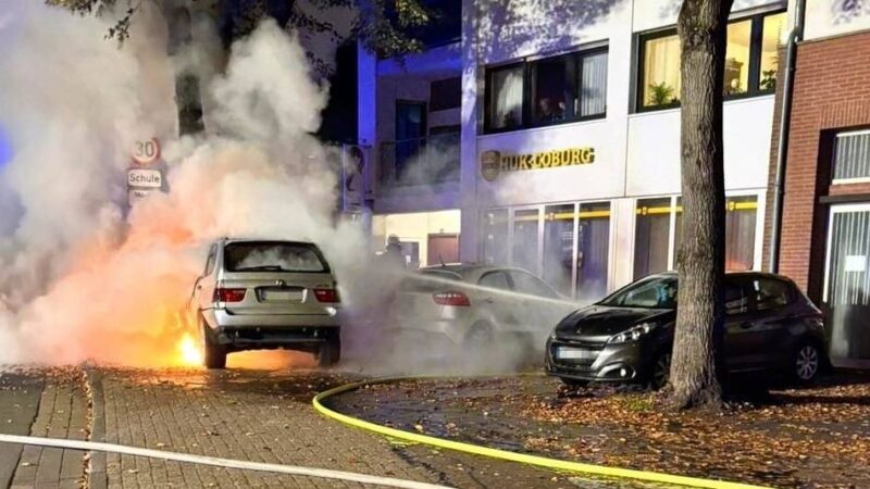 Unfallflucht in Kleve: Betrunkener fährt mit brennendem Auto gegen Baum und rennt weg