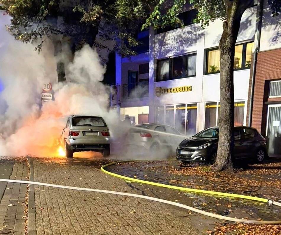 Unfallflucht in Kleve: Betrunkener fährt mit brennendem Auto gegen Baum und rennt weg