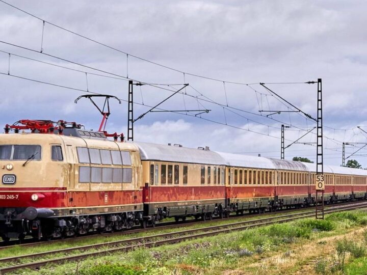 Aus den 70er-Jahren: Historischer Intercity fährt in der Weihnachtszeit von Duisburg in den Harz