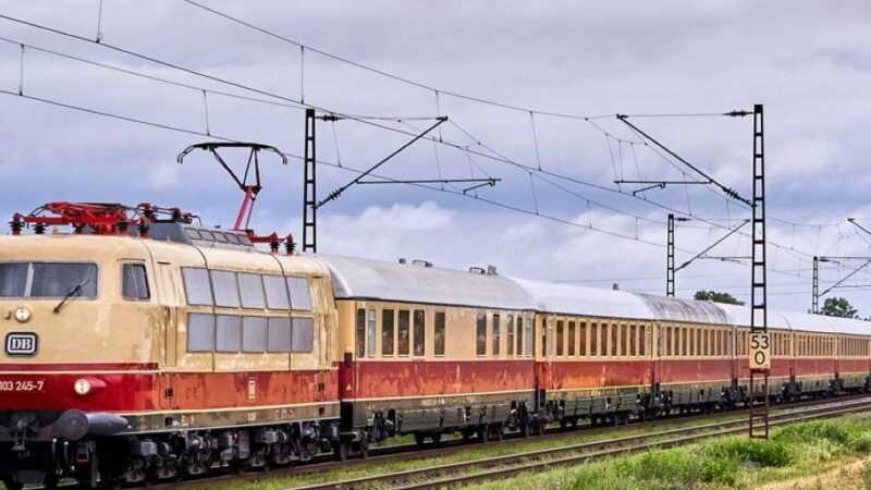 Aus den 70er-Jahren: Historischer Intercity fährt in der Weihnachtszeit von Duisburg in den Harz