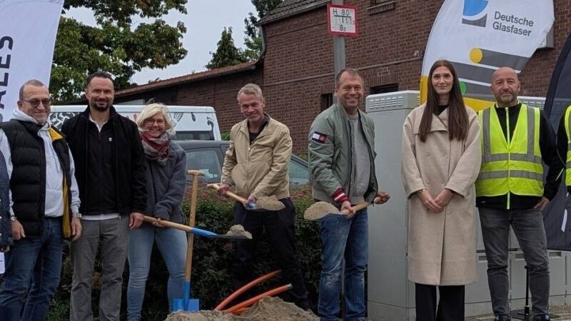 Symbolischer Spatenstich: Glasfaser-Ausbau in Anrath startet in die zweite Phase