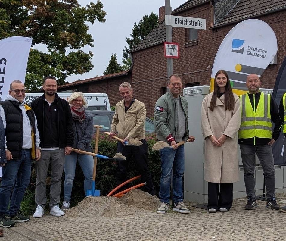 Symbolischer Spatenstich: Glasfaser-Ausbau in Anrath startet in die zweite Phase