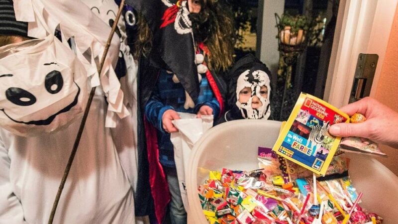 Kostüme, Streiche, Spielzeugwaffen: Was man an Halloween lieber bleiben lassen sollte