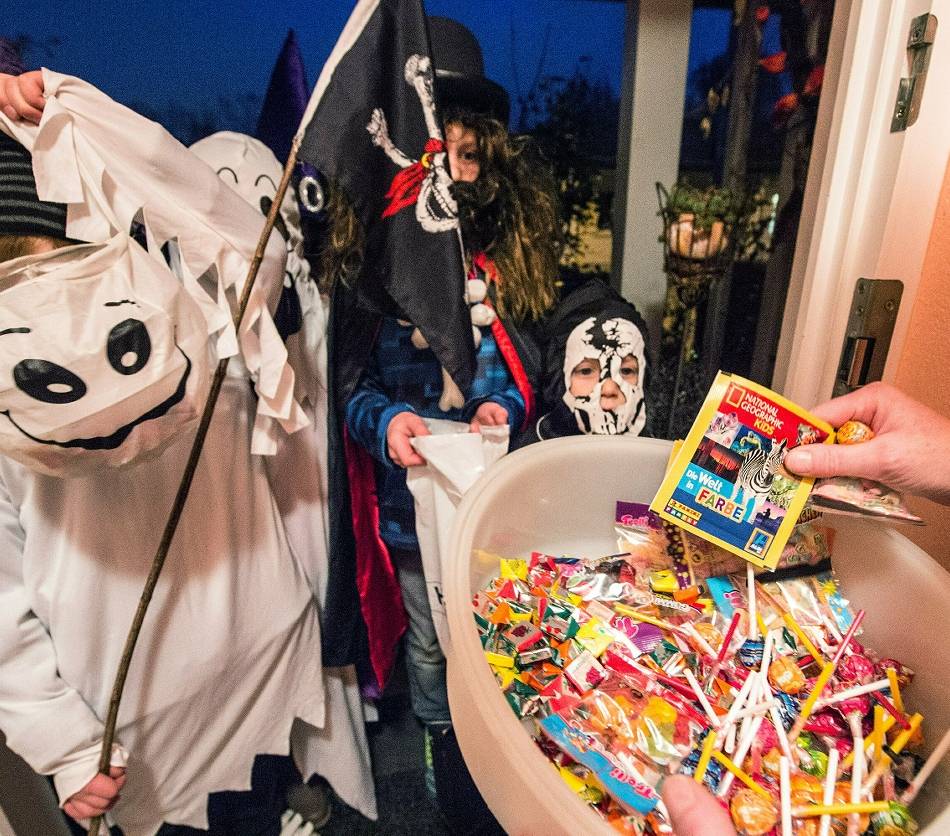 Kostüme, Streiche, Spielzeugwaffen: Was man an Halloween lieber bleiben lassen sollte