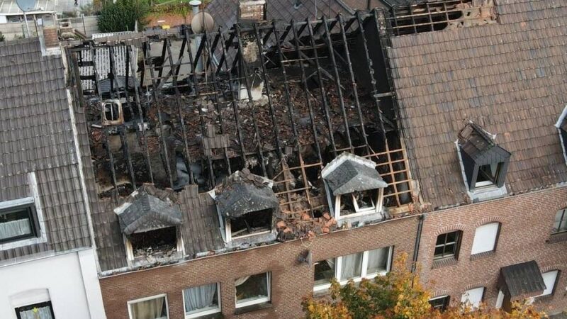 Sorge vor Überspringen des Feuers: Gocher Haus an der Kalkarerstraße
nach Brand unbewohnbar