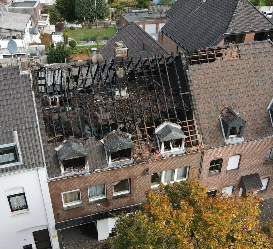 Sorge vor Überspringen des Feuers: Gocher Haus an der Kalkarerstraße
nach Brand unbewohnbar