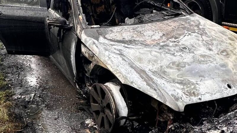 Auto brennt aus während der Fahrt: „Und plötzlich war überall dichter Qualm“