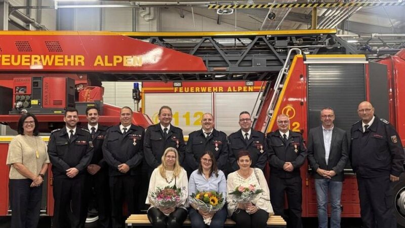 Seit insgesamt 165 Jahren im Dienst: Verdiente Feuerwehrleute wurden geehrt