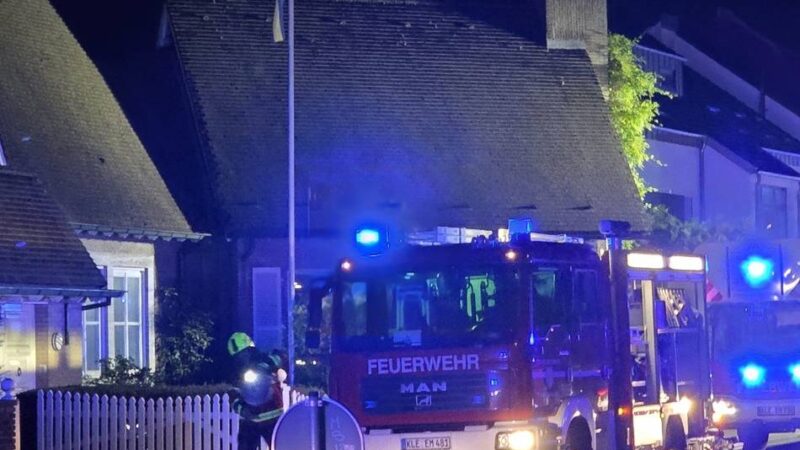 Emmerich: Feuer in einem leer stehenden Haus – Polizei vermutet Brandstiftung
