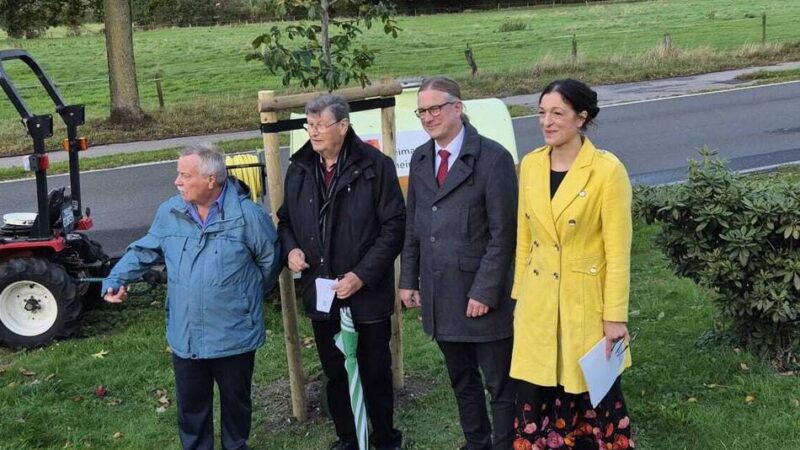 Viele Auszeichungen und Pflanzung eines Eisenholzbaums: Jahrestagung vom Kreisverband Heimatpflege in Kervenheim