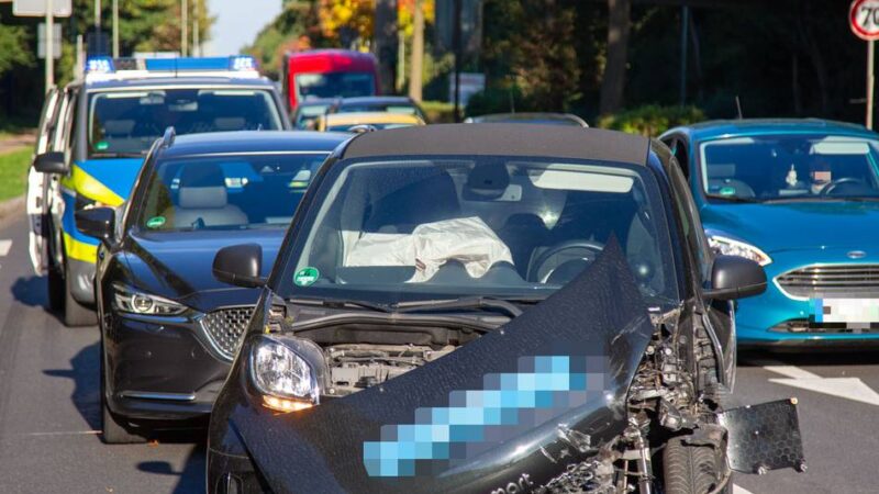 Unfall in Krefeld: Verletzte Personen bei Auffahrunfall auf Europaring