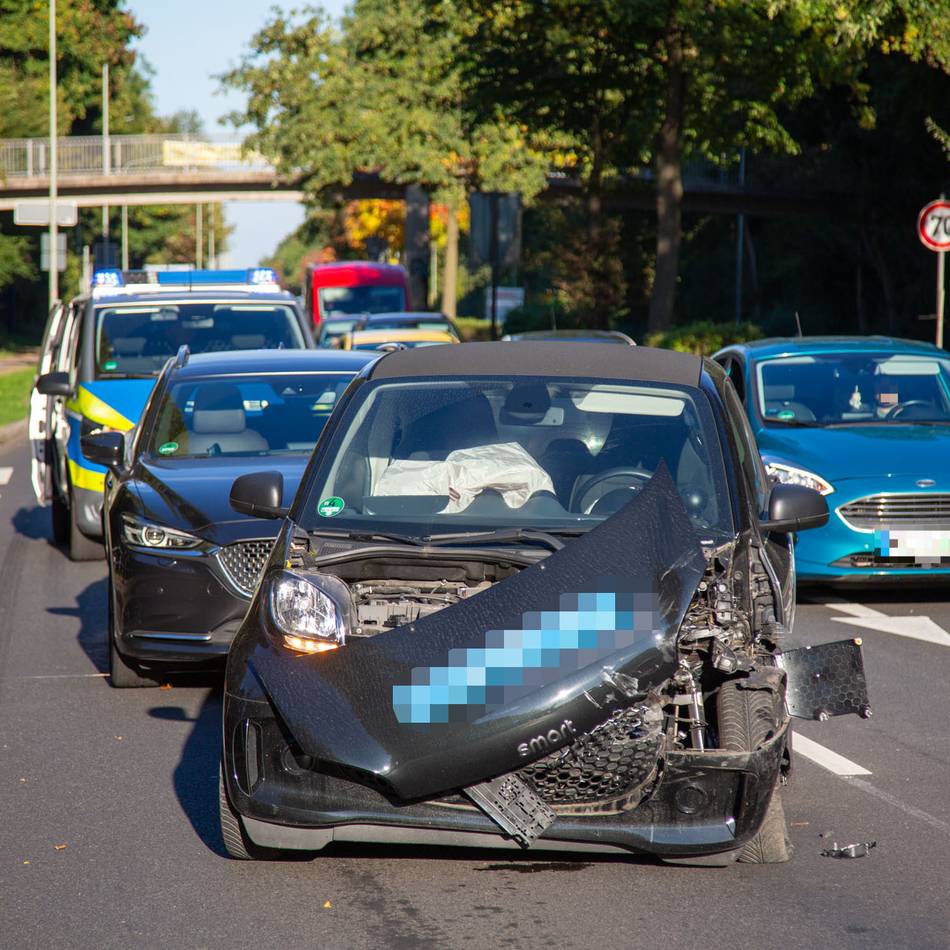 Unfall in Krefeld: Verletzte Personen bei Auffahrunfall auf Europaring