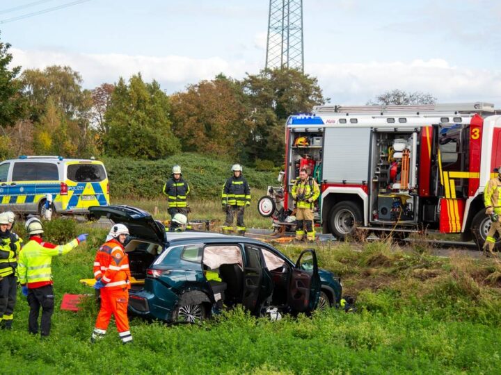 Unfall in Krefeld-Hüls: Bei Zusammenprall werden zwei Autos ins Feld geschleudert