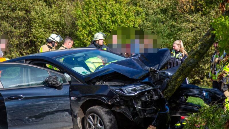 Schwerer Unfall in Krefeld: Auto kommt in Gegenverkehr und prallt gegen Baum