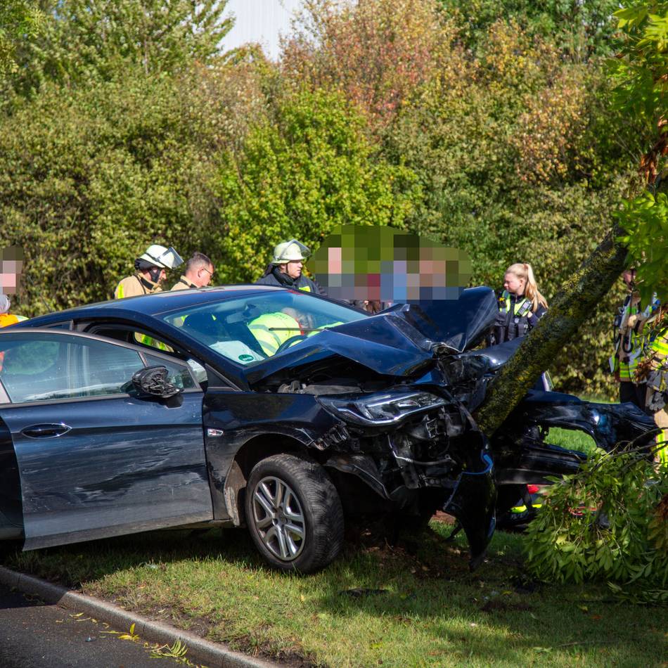Schwerer Unfall in Krefeld: Auto kommt in Gegenverkehr und prallt gegen Baum