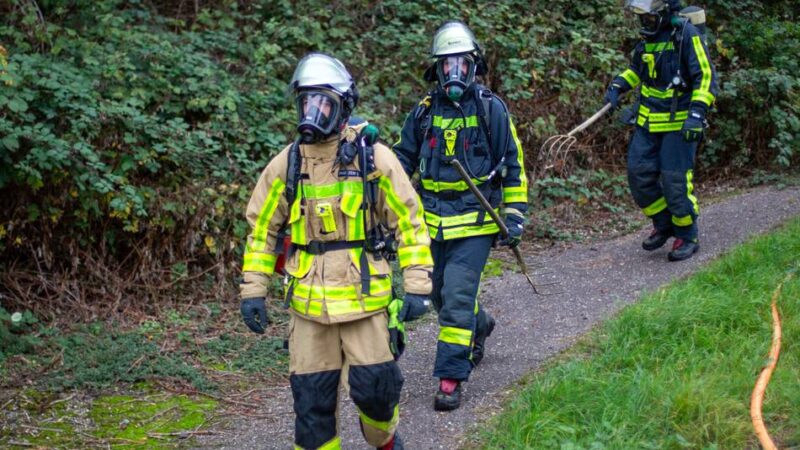 Feuer in Krefeld: Feuerwehr löscht brennenden Unrat am Rhein
