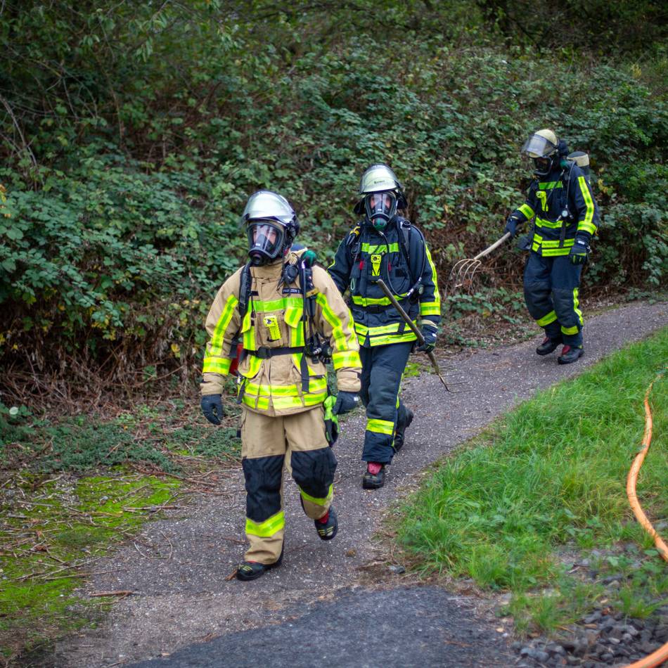 Feuer in Krefeld: Feuerwehr löscht brennenden Unrat am Rhein