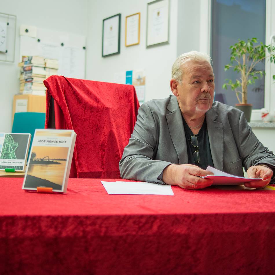 Krimi-Lesung mit Erwin Kohl in Alpen: „Die Zuhörer folgten aufmerksam jeder Passage“