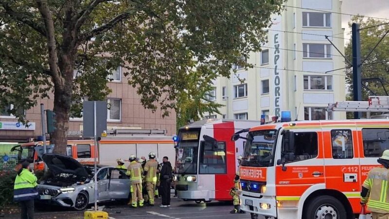 Unfall in Düsseldorf: Straßenbahn und Auto kollidieren auf der Corneliusstraße